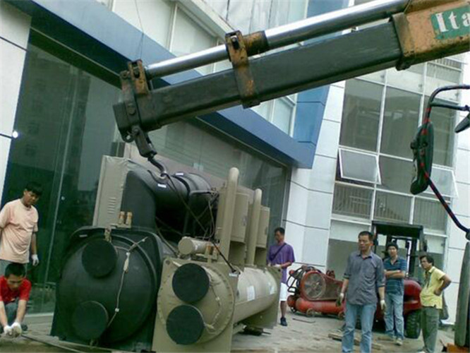 武夷山市随车吊和汽车吊的核心区别是什么？哪种更省钱？